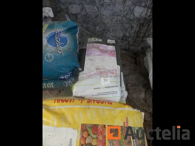 Verschillend in zakken, kunstmest, pijnboomschors,... - afbeelding 2 van  7