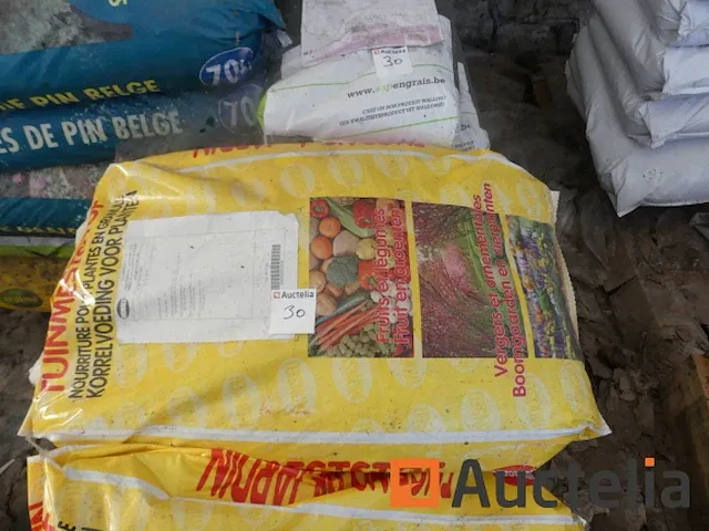 Verschillend in zakken, kunstmest, pijnboomschors,... - afbeelding 7 van  7