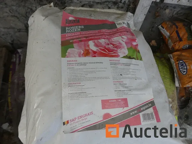 Verschillend producten in zakken; organische meststof, aardbeienmeststoffen, miscanthus,... - afbeelding 1 van  8