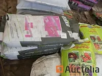 Verschillend producten in zakken; organische meststof, aardbeienmeststoffen, miscanthus,... - afbeelding 2 van  8