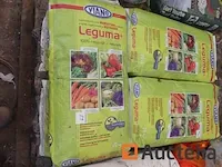 Verschillend producten in zakken; organische meststof, aardbeienmeststoffen, miscanthus,... - afbeelding 4 van  8