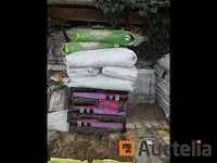 Verschillend producten in zakken; organische meststof, aardbeienmeststoffen, miscanthus,... - afbeelding 5 van  8