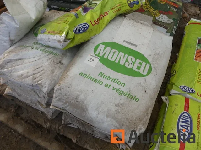 Verschillend producten in zakken; organische meststof, aardbeienmeststoffen, miscanthus,... - afbeelding 6 van  8