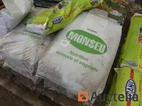 Verschillend producten in zakken; organische meststof, aardbeienmeststoffen, miscanthus,... - afbeelding 6 van  8