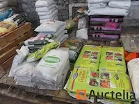 Verschillend producten in zakken; organische meststof, aardbeienmeststoffen, miscanthus,... - afbeelding 7 van  8