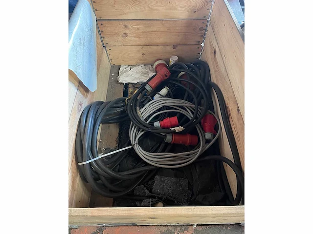 Verschillende kabels electriciteit - afbeelding 1 van  2