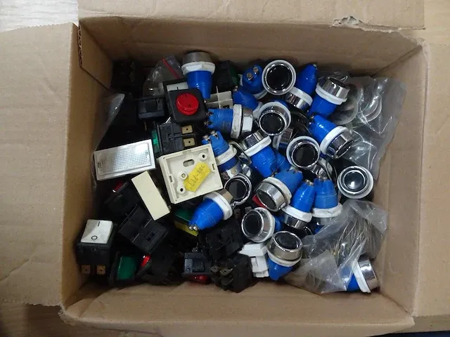 Verschillende soorten drukknoppen en schakelaars + beschermglas voor schijnwerper + nylon bouten - afbeelding 1 van  3