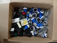 Verschillende soorten drukknoppen en schakelaars + beschermglas voor schijnwerper + nylon bouten - afbeelding 1 van  3