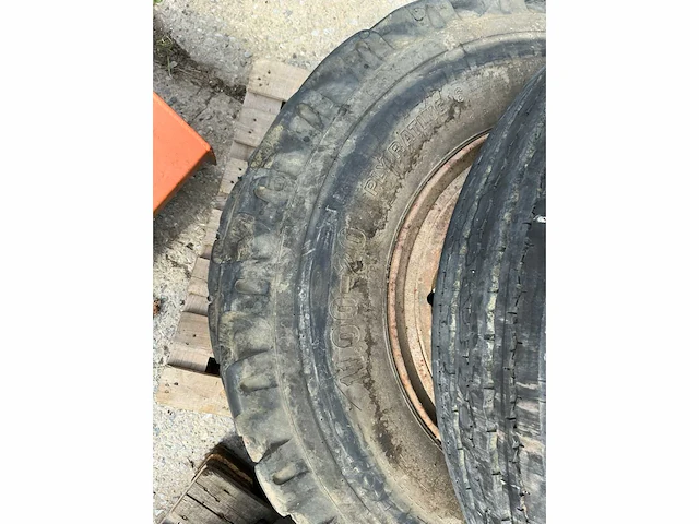 Verschillende wielen vrachtwagen vrachtwagenband - afbeelding 9 van  17