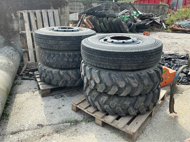Verschillende wielen vrachtwagen vrachtwagenband - afbeelding 1 van  17