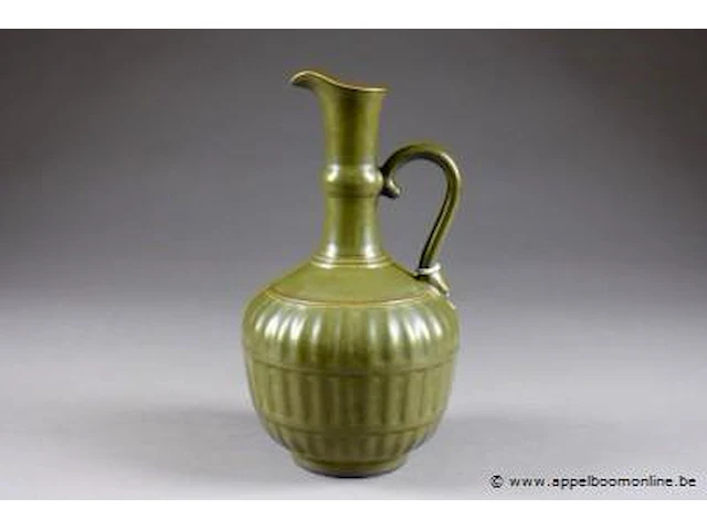Verseuse. panse côtelée et prise latérale sinueuse. porcelaine de chine à glaçure monochrome poussière de thé. porte une marque sigillaire de kien-long. - afbeelding 1 van  3