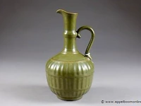 Verseuse. panse côtelée et prise latérale sinueuse. porcelaine de chine à glaçure monochrome poussière de thé. porte une marque sigillaire de kien-long. - afbeelding 1 van  3