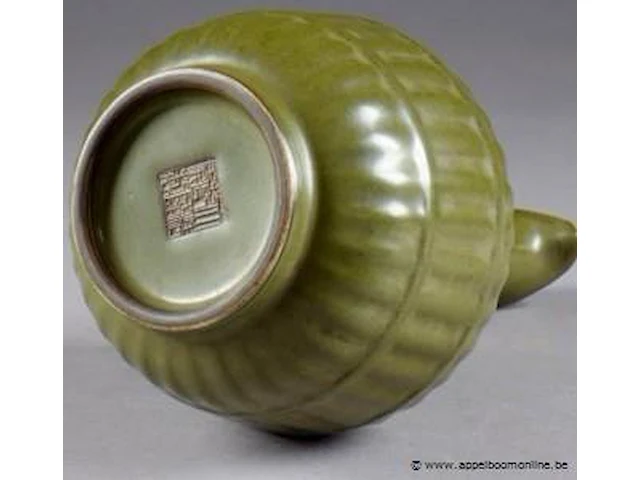 Verseuse. panse côtelée et prise latérale sinueuse. porcelaine de chine à glaçure monochrome poussière de thé. porte une marque sigillaire de kien-long. - afbeelding 3 van  3