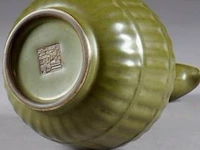 Verseuse. panse côtelée et prise latérale sinueuse. porcelaine de chine à glaçure monochrome poussière de thé. porte une marque sigillaire de kien-long. - afbeelding 3 van  3