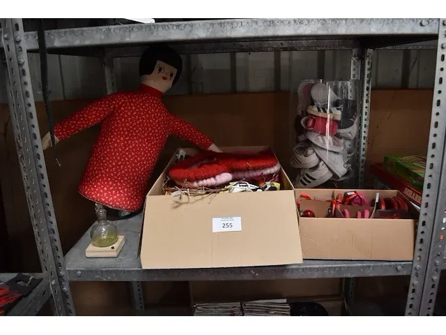 Versiering valentijn, pop, vaas vol kinderschoenen - afbeelding 1 van  7