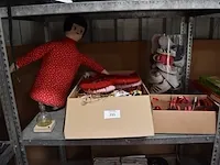 Versiering valentijn, pop, vaas vol kinderschoenen - afbeelding 1 van  7