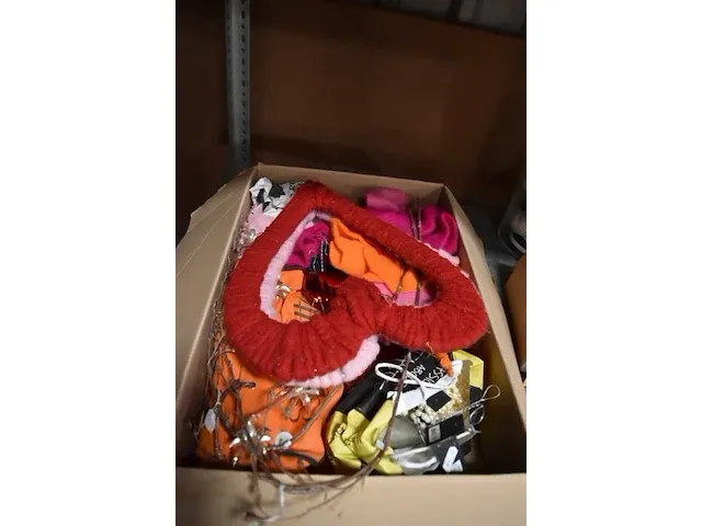 Versiering valentijn, pop, vaas vol kinderschoenen - afbeelding 4 van  7
