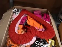 Versiering valentijn, pop, vaas vol kinderschoenen - afbeelding 4 van  7
