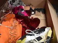 Versiering valentijn, pop, vaas vol kinderschoenen - afbeelding 5 van  7