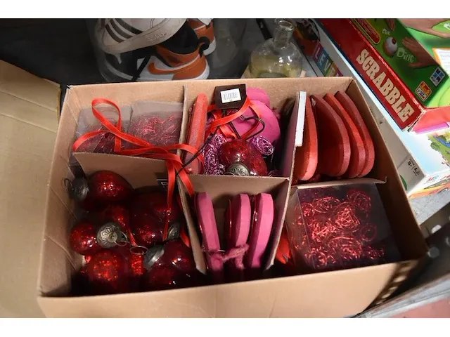 Versiering valentijn, pop, vaas vol kinderschoenen - afbeelding 6 van  7