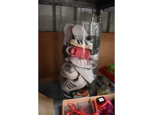 Versiering valentijn, pop, vaas vol kinderschoenen - afbeelding 7 van  7