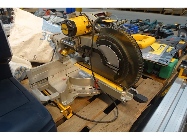 Verstekzaag dewalt - afbeelding 3 van  4