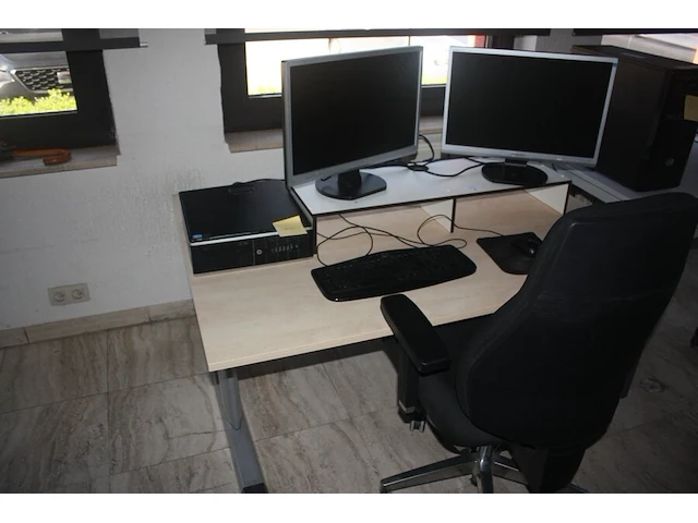 Verstelbare bureeltafel, rolbureelstoel met zwarte stoffen zit en rug, centrale eenheid hp compaq core i5 finescan datalogistic, 2 pc schermen philips brillance 220 sw (17,20,21,23) - afbeelding 1 van  6