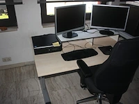 Verstelbare bureeltafel, rolbureelstoel met zwarte stoffen zit en rug, centrale eenheid hp compaq core i5 finescan datalogistic, 2 pc schermen philips brillance 220 sw (17,20,21,23)