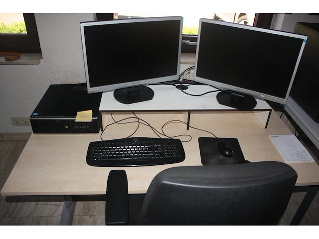 Verstelbare bureeltafel, rolbureelstoel met zwarte stoffen zit en rug, centrale eenheid hp compaq core i5 finescan datalogistic, 2 pc schermen philips brillance 220 sw (17,20,21,23) - afbeelding 2 van  6