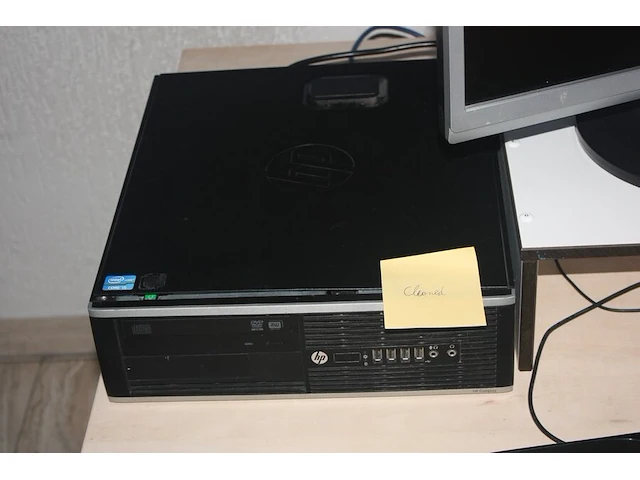 Verstelbare bureeltafel, rolbureelstoel met zwarte stoffen zit en rug, centrale eenheid hp compaq core i5 finescan datalogistic, 2 pc schermen philips brillance 220 sw (17,20,21,23) - afbeelding 3 van  6