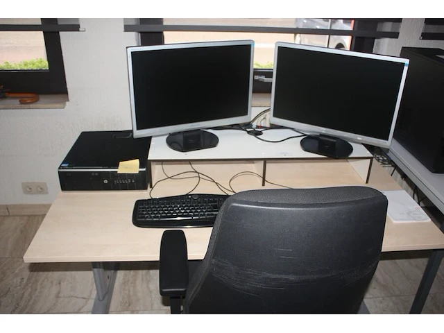Verstelbare bureeltafel, rolbureelstoel met zwarte stoffen zit en rug, centrale eenheid hp compaq core i5 finescan datalogistic, 2 pc schermen philips brillance 220 sw (17,20,21,23) - afbeelding 4 van  6