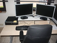 Verstelbare bureeltafel, rolbureelstoel met zwarte stoffen zit en rug, centrale eenheid hp compaq core i5 finescan datalogistic, 2 pc schermen philips brillance 220 sw (17,20,21,23) - afbeelding 4 van  6