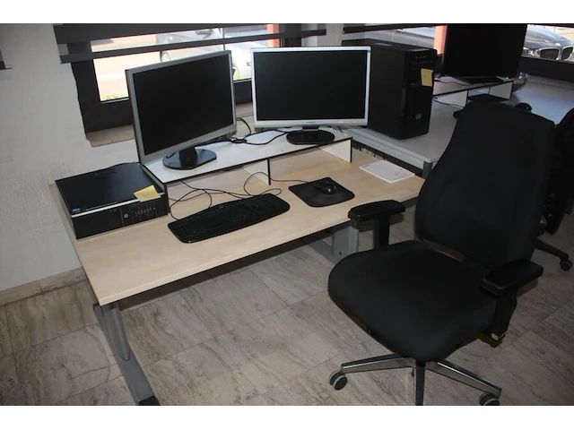 Verstelbare bureeltafel, rolbureelstoel met zwarte stoffen zit en rug, centrale eenheid hp compaq core i5 finescan datalogistic, 2 pc schermen philips brillance 220 sw (17,20,21,23) - afbeelding 5 van  6