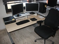 Verstelbare bureeltafel, rolbureelstoel met zwarte stoffen zit en rug, centrale eenheid hp compaq core i5 finescan datalogistic, 2 pc schermen philips brillance 220 sw (17,20,21,23) - afbeelding 5 van  6