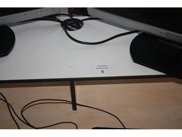 Verstelbare bureeltafel, rolbureelstoel met zwarte stoffen zit en rug, centrale eenheid hp compaq core i5 finescan datalogistic, 2 pc schermen philips brillance 220 sw (17,20,21,23) - afbeelding 6 van  6