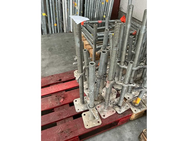 Verstelbare metalen poten voor steigerstelling (58x) - afbeelding 2 van  7