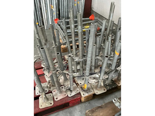 Verstelbare metalen poten voor steigerstelling (58x) - afbeelding 3 van  7