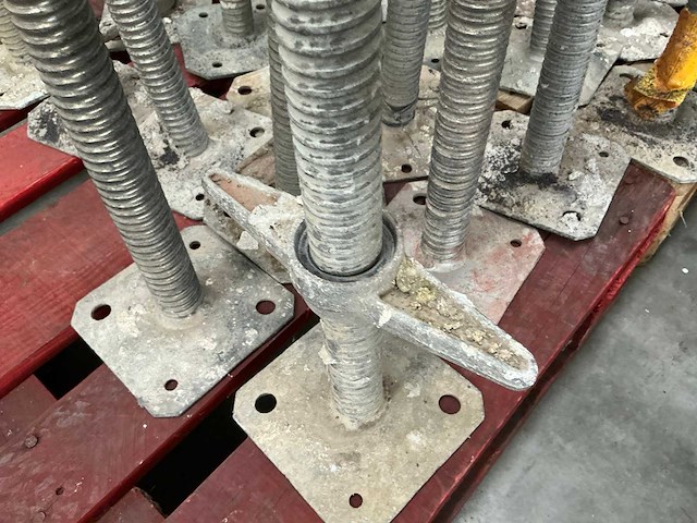 Verstelbare metalen poten voor steigerstelling (58x) - afbeelding 7 van  7