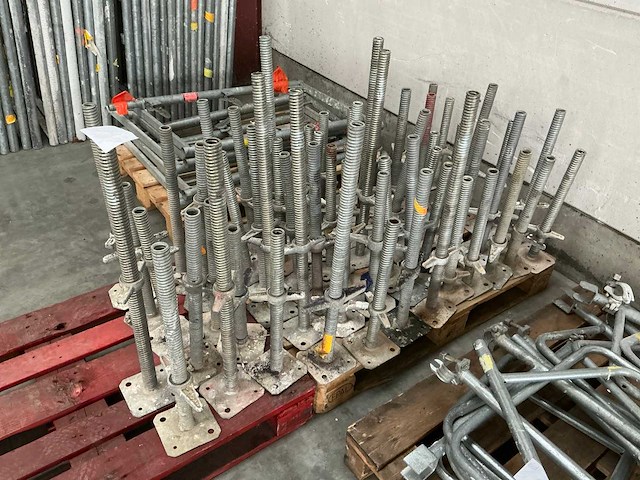 Verstelbare metalen poten voor steigerstelling (58x) - afbeelding 1 van  7