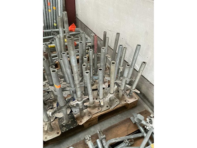 Verstelbare metalen poten voor steigerstelling (58x) - afbeelding 5 van  7