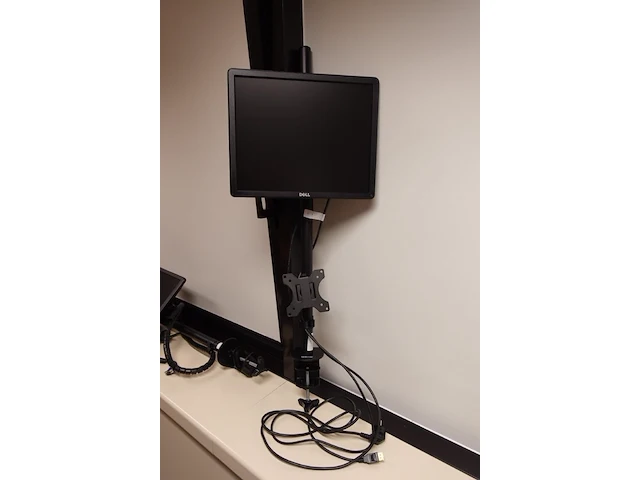 Vertical mounted dual monitor base, with 1x 17" dell monitor - afbeelding 1 van  3