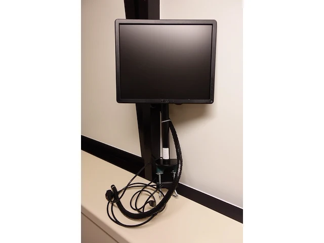 Vertical mounted dual monitor base, with 1x 17" dell monitor - afbeelding 1 van  3