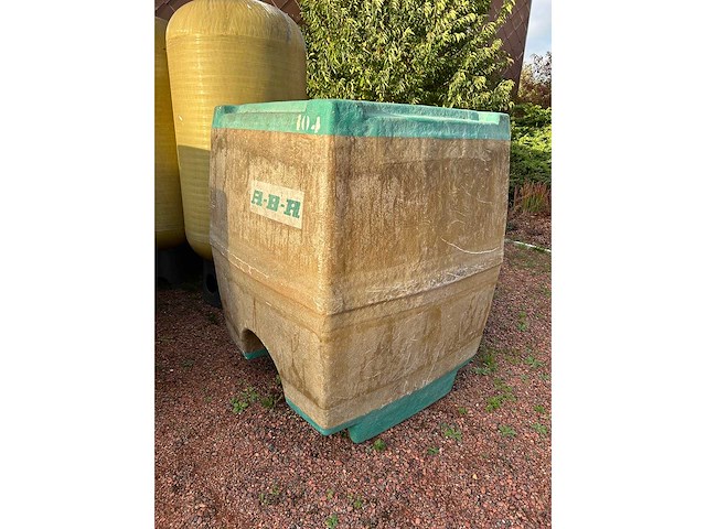 Verticale kunststof opslagtank, gebruikt als watertank voor opslag regenwater. - afbeelding 1 van  5