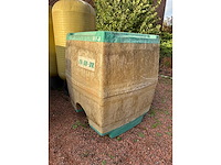 Verticale kunststof opslagtank, gebruikt als watertank voor opslag regenwater.