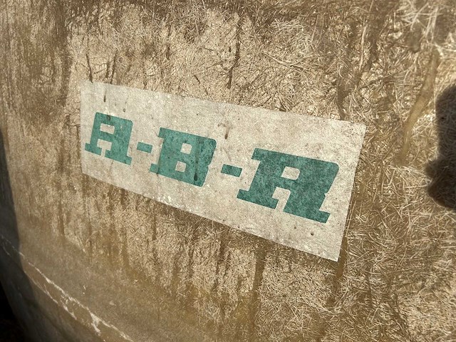 Verticale kunststof opslagtank, gebruikt als watertank voor opslag regenwater. - afbeelding 2 van  5