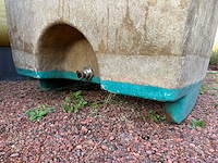 Verticale kunststof opslagtank, gebruikt als watertank voor opslag regenwater. - afbeelding 3 van  5