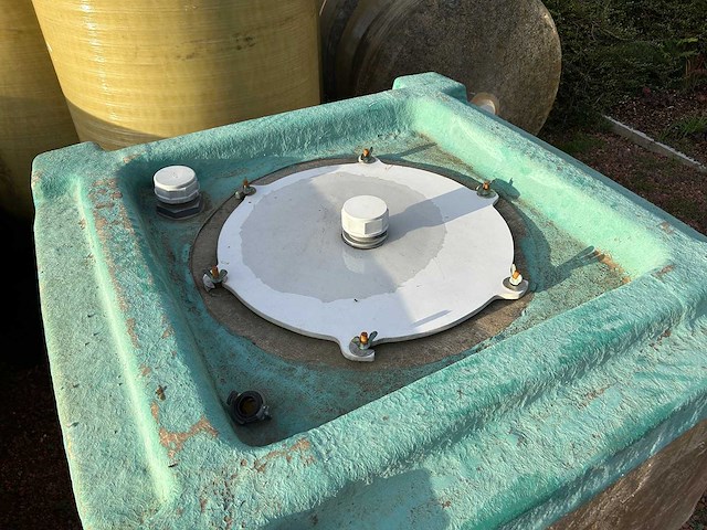 Verticale kunststof opslagtank, gebruikt als watertank voor opslag regenwater. - afbeelding 4 van  5