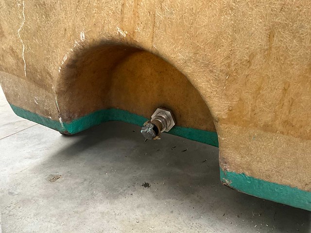 Verticale kunststof opslagtank, gebruikt als watertank voor opslag regenwater. - afbeelding 5 van  5