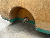 Verticale kunststof opslagtank, gebruikt als watertank voor opslag regenwater. - afbeelding 5 van  5