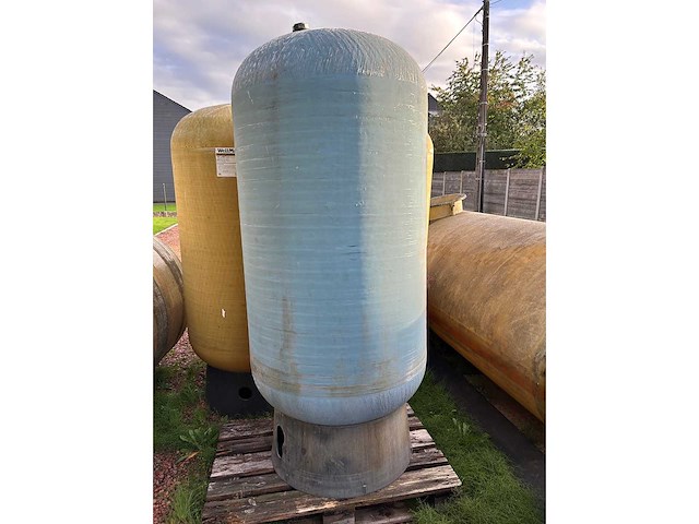 Verticale kunststof opslagtank, gebruikt als watertank voor opslag regenwater. - afbeelding 1 van  3